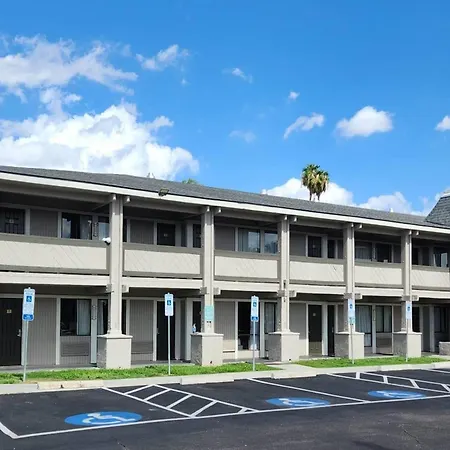 Travelodge By Wyndham Phoenix North
