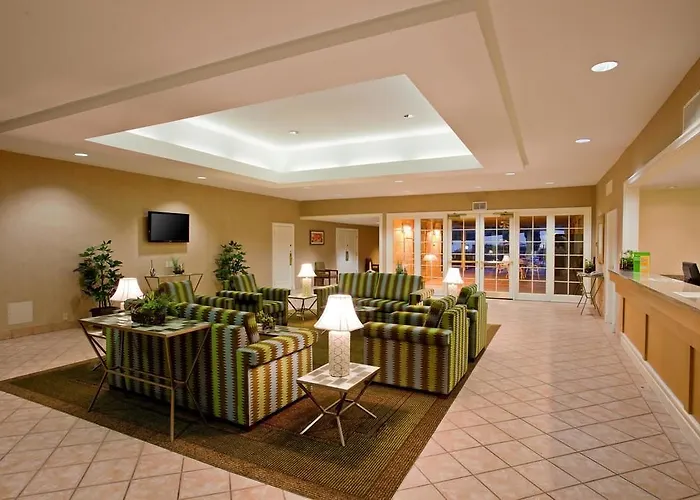 Travelodge By Wyndham North Hotel